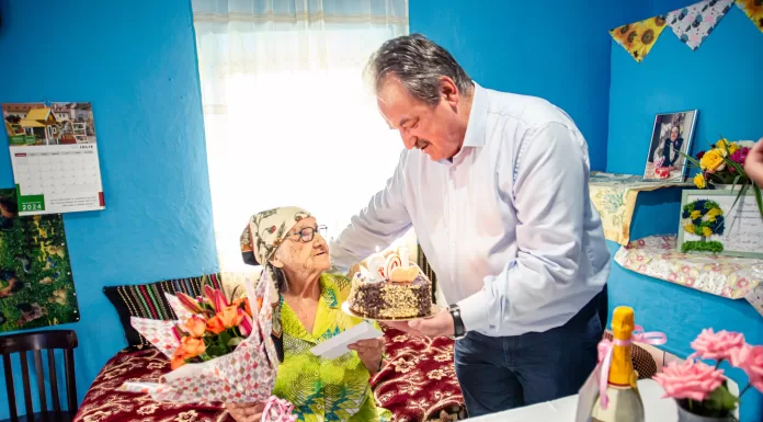 Plină de viață la 102 ani! O bătrânică din Stolniceni-Prăjescu, sărbătorită de comunitate – FOTO/VIDEO
