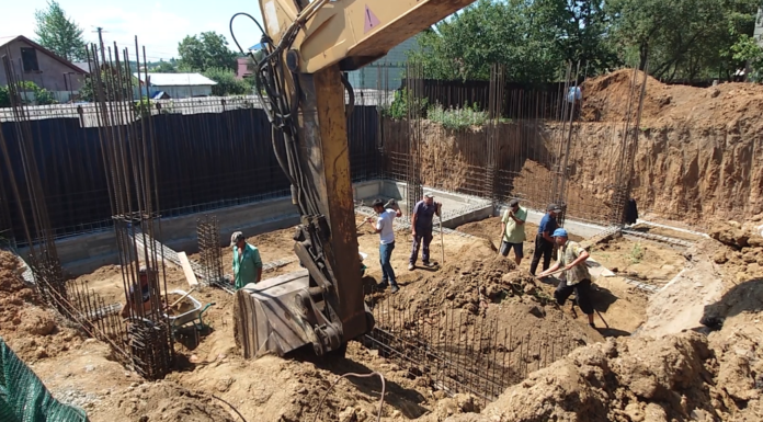 FOTO/VIDEO Lucrări pentru un centru social și criptă, la Biserica „Adormirea Maicii Domnului” din Gâștești. Orice ajutor contează!