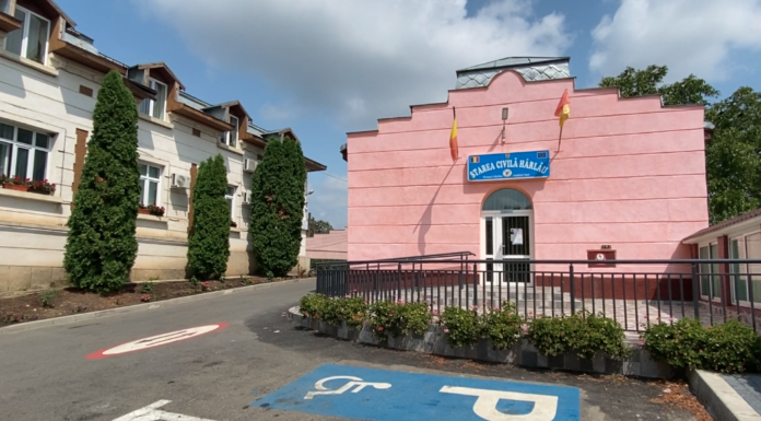 Clădirea Stării Civile din Hârlău, vopsită în roz din „greșeală”