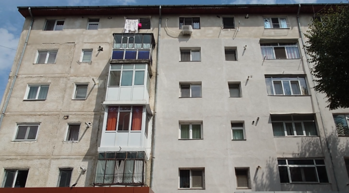 Cine repară acoperișurile la blocurile cu mansardele Primăriei?