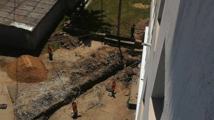 Loc de joacă distrus de un branșament la apă și canalizare