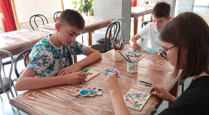 Atelier de pictat vase ceramice la Casa de Cultură Pașcani. Prima zi cu taine din arta meșteșugului tradițional