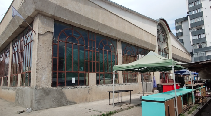 Comercianții din piața Vale Pașcani trimiși acasă. Contractele vor fi anulate