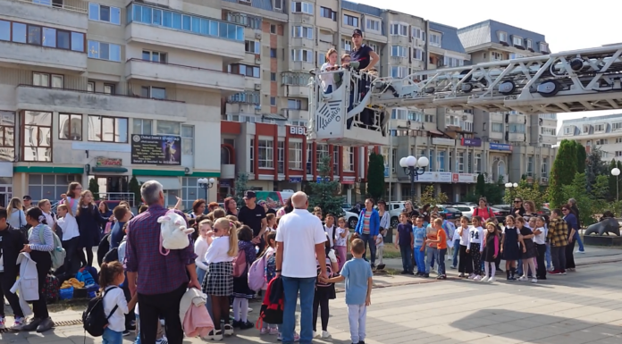 Ziua Pompierilor, sărbătorită la Pașcani. Salvatorii de la secția din municipiu au adus autospecialele în piațeta Primăriei – VIDEO
