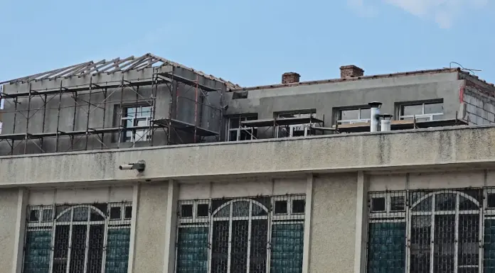 Săli de clasă distruse în urma ploilor. Constructorii au lăsat școlile fără acoperișuri
