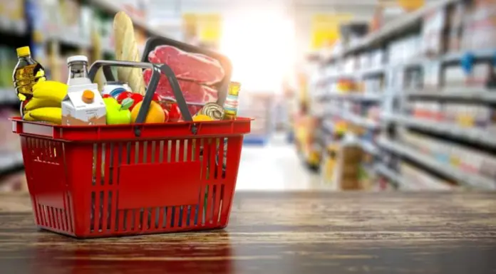 Scumpiri în lanţ înainte de sărbători. Preţuri mai mari la carne, legume şi băuturi