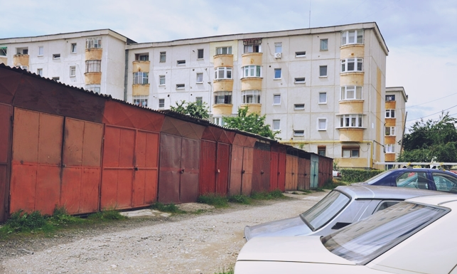 Garajele din Târgu Frumos vor fi dărâmate pentru amenajarea de parcări rezidențiale