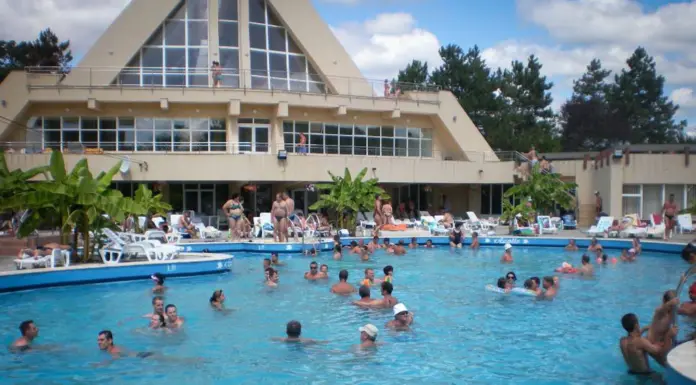 Cine poate merge anul acesta gratis la băi? Cum sunt prețurile față de anul trecut pentru cei ce plătesc și unde se poate merge la preț redus?