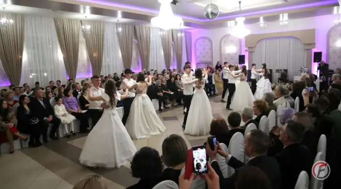 Grupul Flori de Mai din Todirești a făcut spectacol în deschiderea Balului Vienez de la Fălticeni – VIDEO