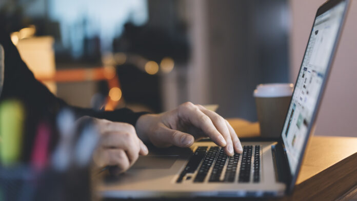 LAPTOP INTERNET APLICATIE