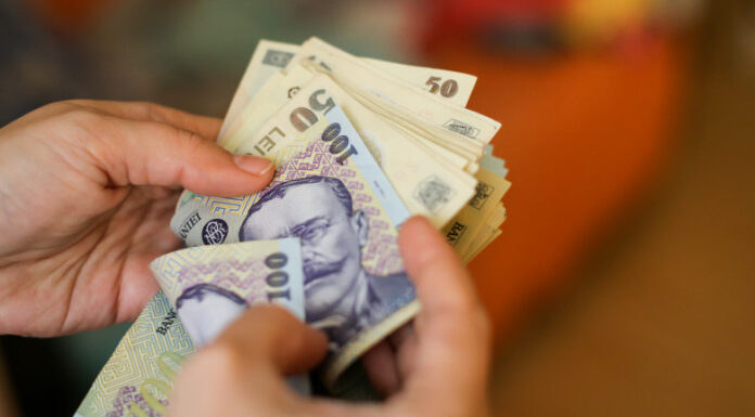 Salariul minim „cu grade”. Peste 2,2 milioane de angajați ar putea fi plătiți după vechime și nivelul de studii