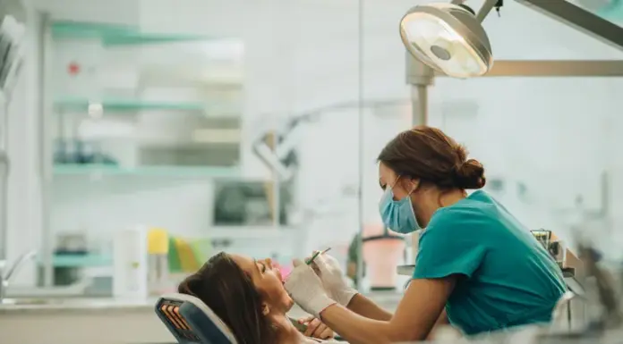 Cum pot obține românii servicii dentare gratuite. Lista tratamentelor stomatologice decontate de stat