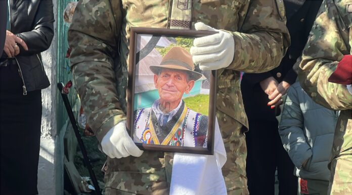 Veteranul de război din Soci, Ioan Paiu, a fost condus de militari și comunitate pe ultimul drum – FOTO/VIDEO