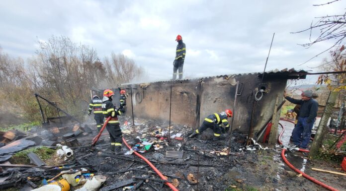Incendiu devastator la Blăgești. Două anexe gospodărești cuprinse de flăcări – FOTO