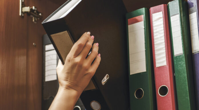 România, nota 3 la digitalizare în UE. Primăriile alocă sume uriașe pentru dosare cu șină, plicuri și hârtie. Edilii dau vina pe Guvern