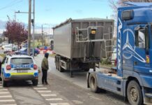 Incident rutier pe strada Moldovei din Pașcani: un camion și-a pierdut vagonul în mers – FOTO