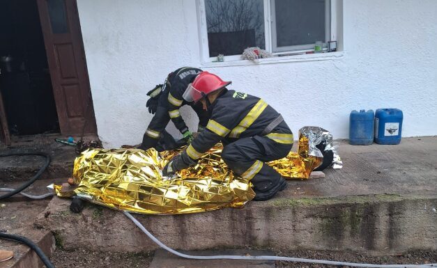 Tragedie joi dimineață la Blăgești. Două persoane au murit intoxicate cu fum – FOTO