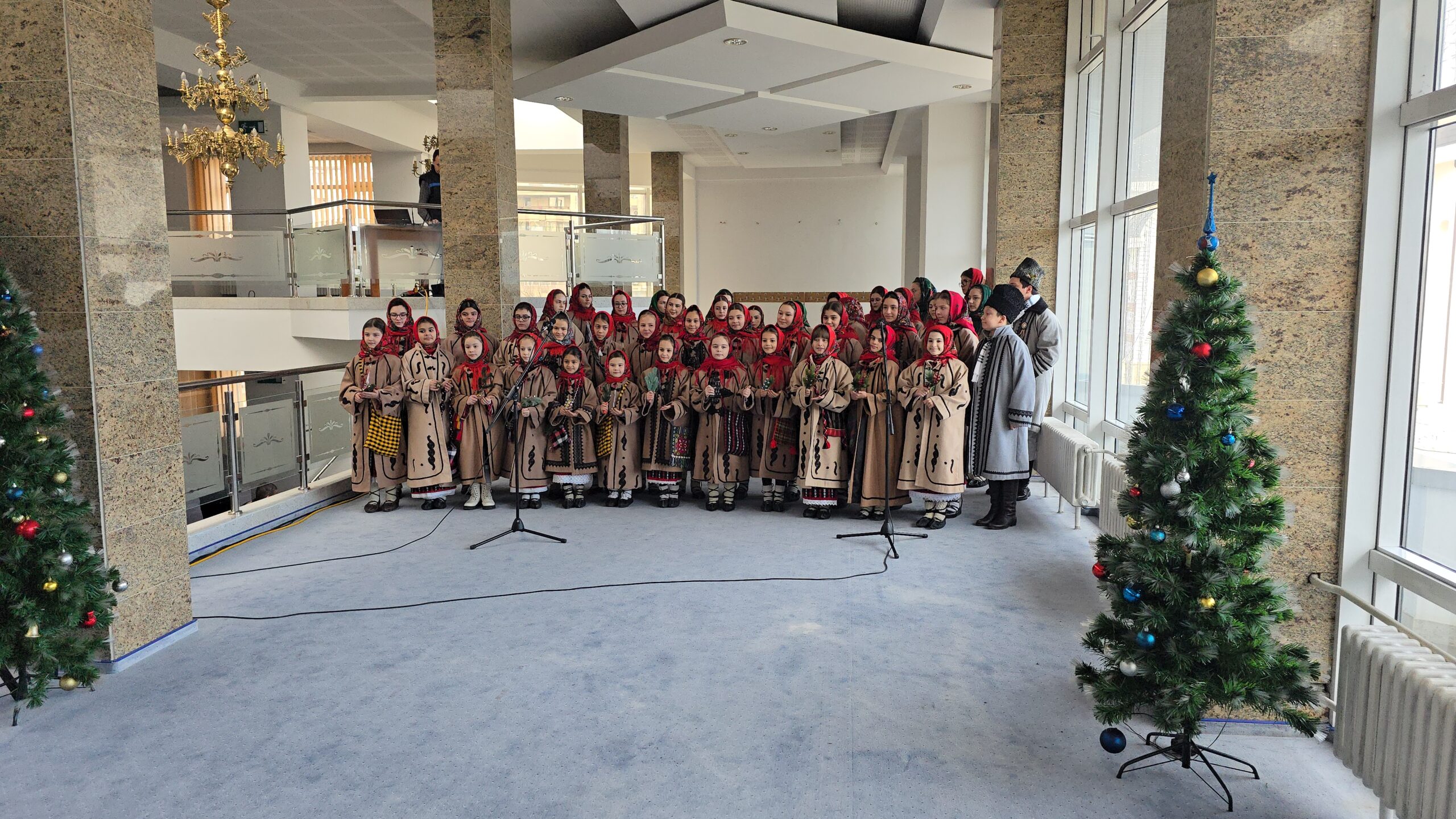 Colindători la Primăria Pașcani – VIDEO