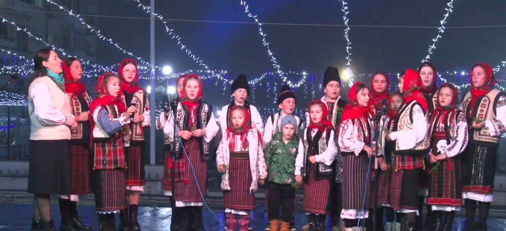 SPECTACOL LA TÂRGUL DE CRĂCIUN DIN TÂRGU FRUMOS – VIDEO