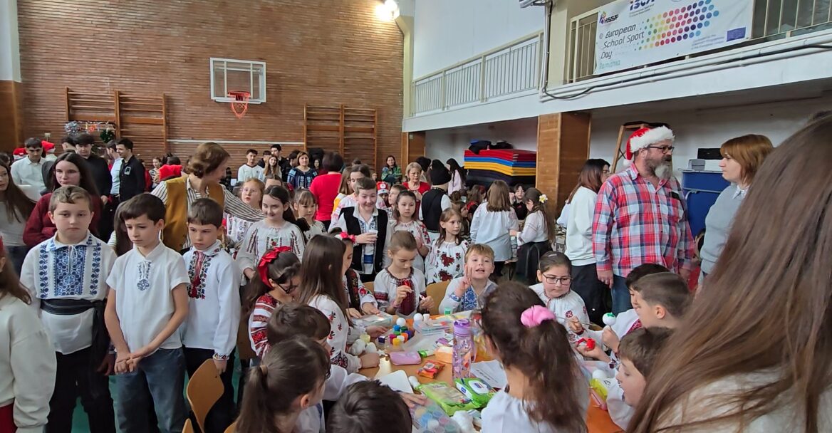 Târg de Crăciun, la Liceul Teoretic Miron Costin Pașcani