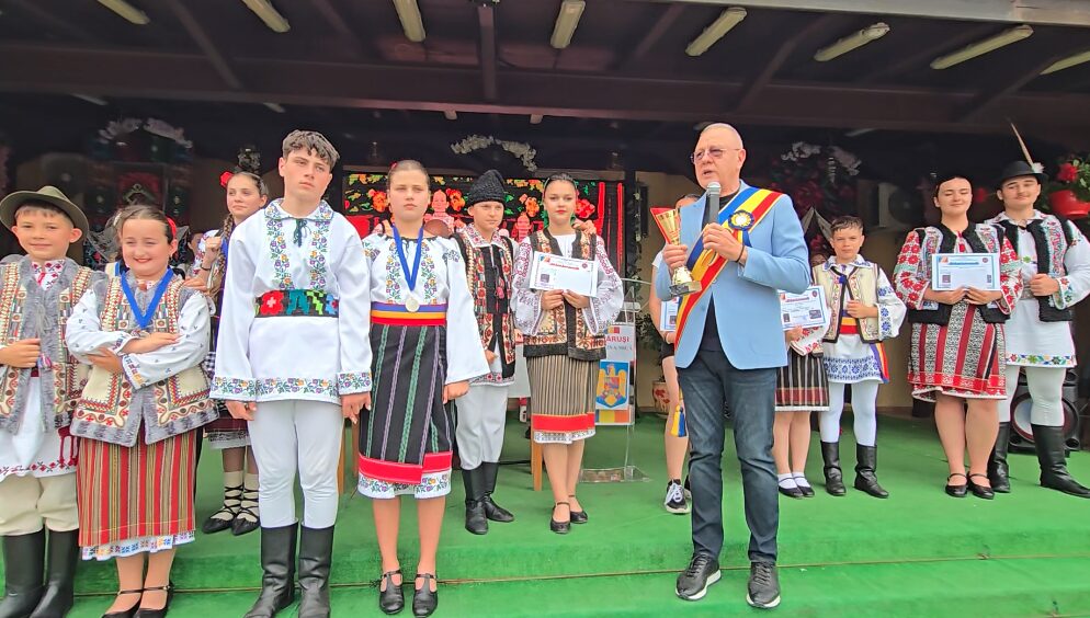 Ansamblul „Rapsozii Siretului” Pașcani, câștigătorul trofeului Festivalului Folcloric „De la moșii noștri noi am învățat” de la Tătăruși – VIDEO