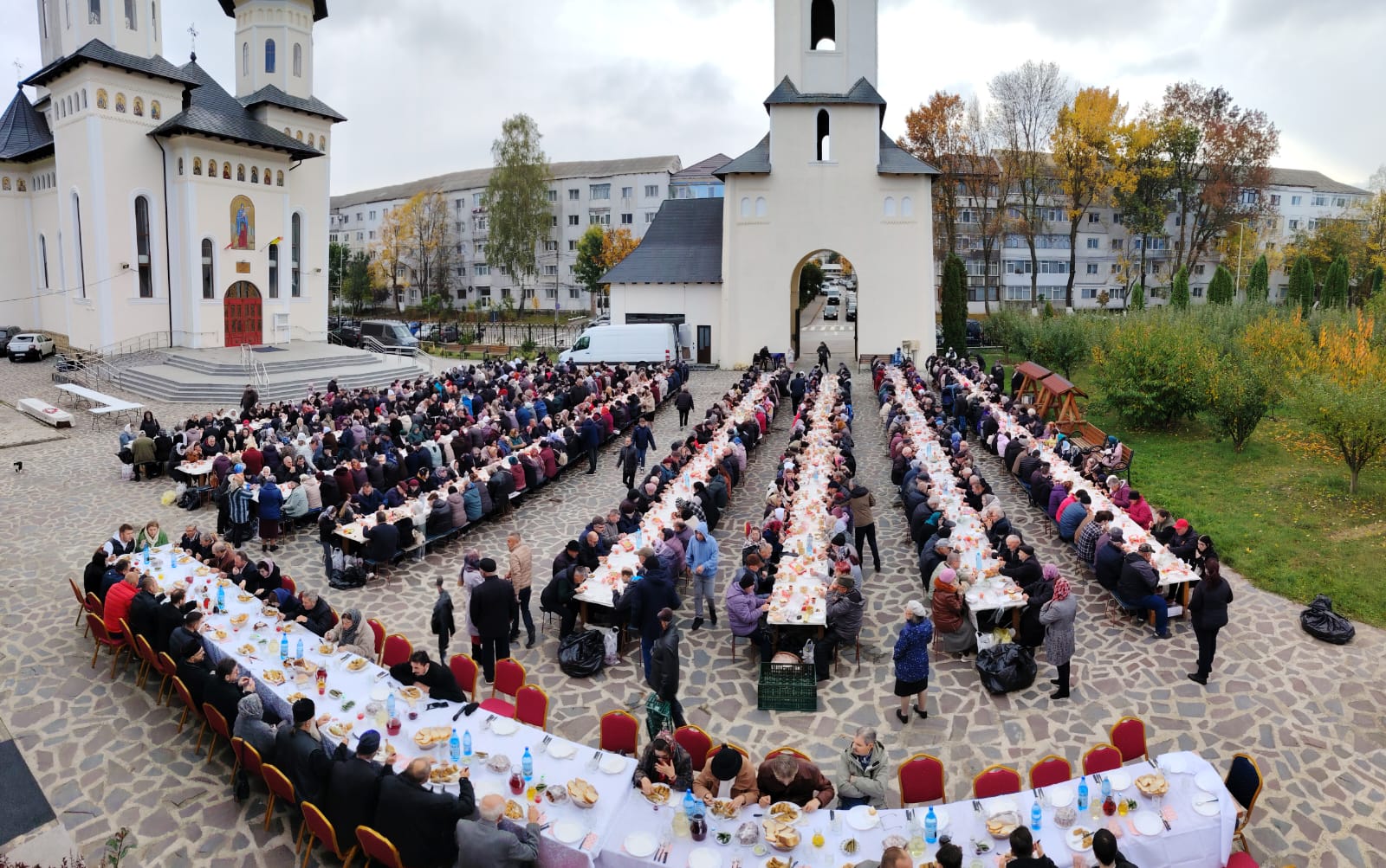 Biserica Sfânta Vineri plină de oameni la hramul Sfintei Parascheva – VIDEO